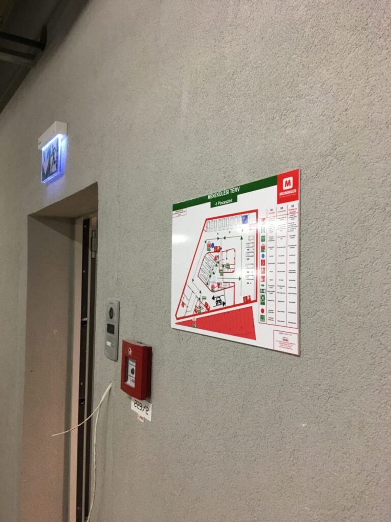 kihelyezett menekülési útvonalat tartalmazó menekülési terv